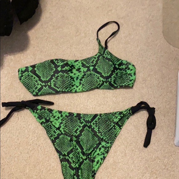 Shein new 2 piece swimsuit - Picture 1 of 3